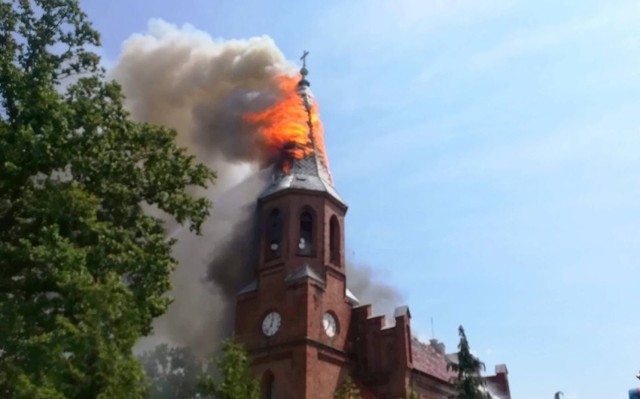 Pożar kościoła w Lutolu Suchym wybuchł w Boże Ciało 2019 r. Minął rok. Świątynia powoli podnosi się ze zniszczeń
