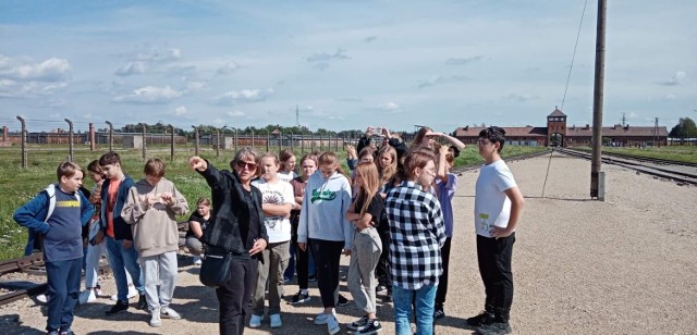 Uczniowie klas ósmych i siódmych Samorządowej Szkoły Podstawowej numer 1 imienia Hugona Kołłątaja w Kazimierzy Wielkiej zwiedzili teren byłego niemieckiego obozu Auschwitz–Birkenau.