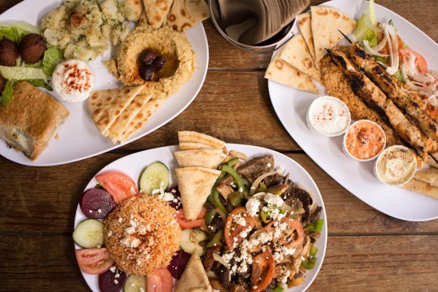 Sieć restauracji z kuchnią libańską oprócz dobrze znanych kebabów oferuje także, oczywiście falafele. Najtańszy zjemy już za 10 złotych. Do wyboru wersje z serem, czy hummusem.