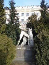 Posąg nagiego Tezeusza w Elblągu (zdjęcia)