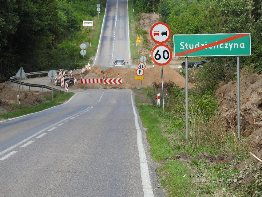 Ruszyła przebudowa drogi w Studzieńczynie, gm. Janów. Niebezpieczna górka zostanie "ścięta" (zdjęcia)