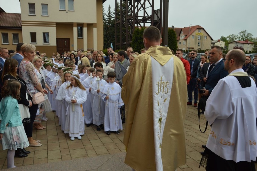 Prawie 100 dzieci przystąpiło do Pierwszej Komunii świętej w parafii Wniebowzięcia NMP w Bolszewie [ZDJĘCIA]