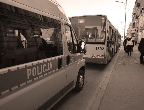 Przed autobus łodzkiego MPK wyskoczył mężczyzna. Ranna została pasażerka autobusu, która przewróciła się gdy kierowca gwałtownie zahamował.