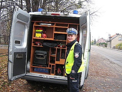 Policjanci prześwietlają auta ZDJECIA