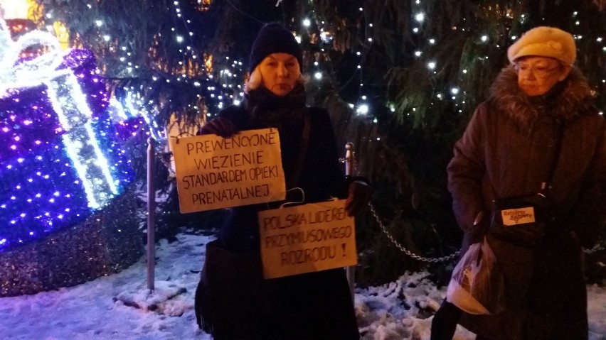 Czarna Środa w Bydgoszczy. Kobiety protestują: "Martwa dziecka nie urodzę" [zdjęcia, wideo]