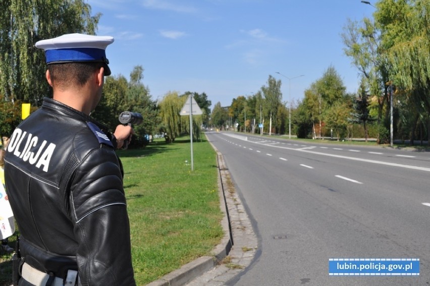 Wiózł kolegę do szpitala. Pomogli mu policjanci