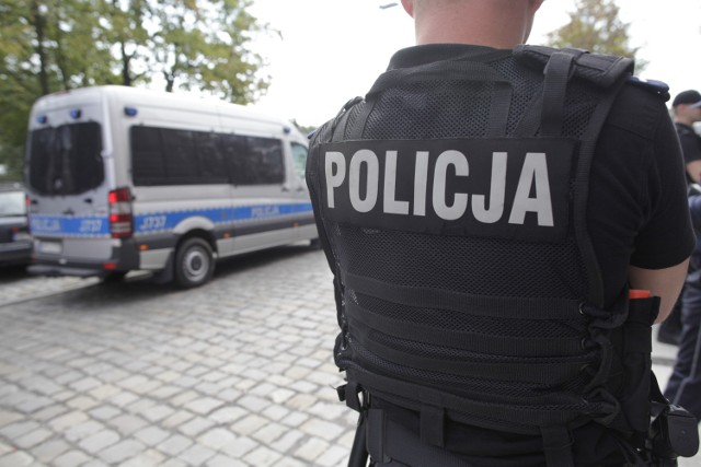 Policja Złotoryja: Uratowali mężczyznę, który zsunął się ze skarpy