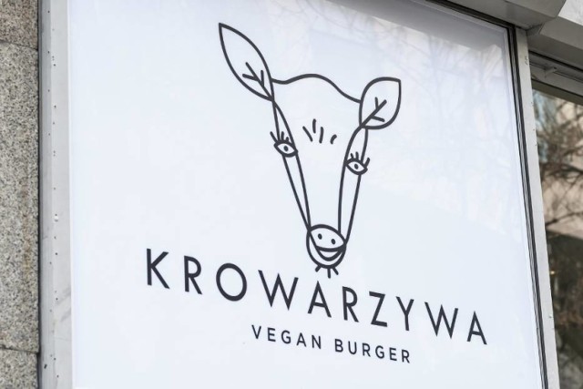 Okupacja burgerowni Krowarzywa po grupowym zwolnieniu kobiet. Inicjatywa Pracownicza przejęła lokal