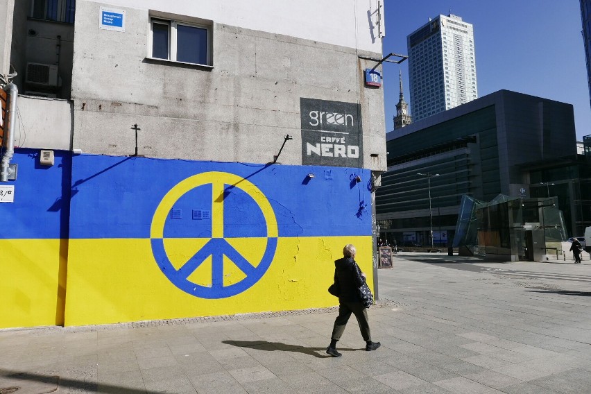 Warszawa wspiera Ukrainę. Symbole poparcia dla niepodległej Ukrainy walczącej z okupantem. Powstają spontanicznie w całym mieście