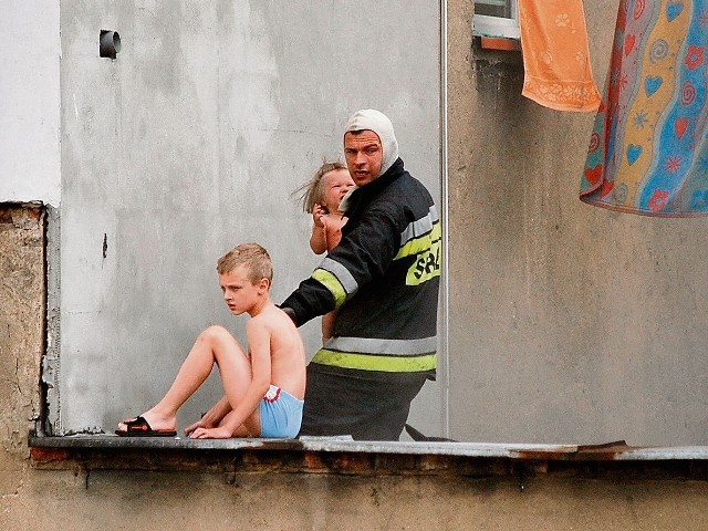 Matka podawała dzieci przez okno na dach, a stamtąd znieśli je po drabinie strażacy