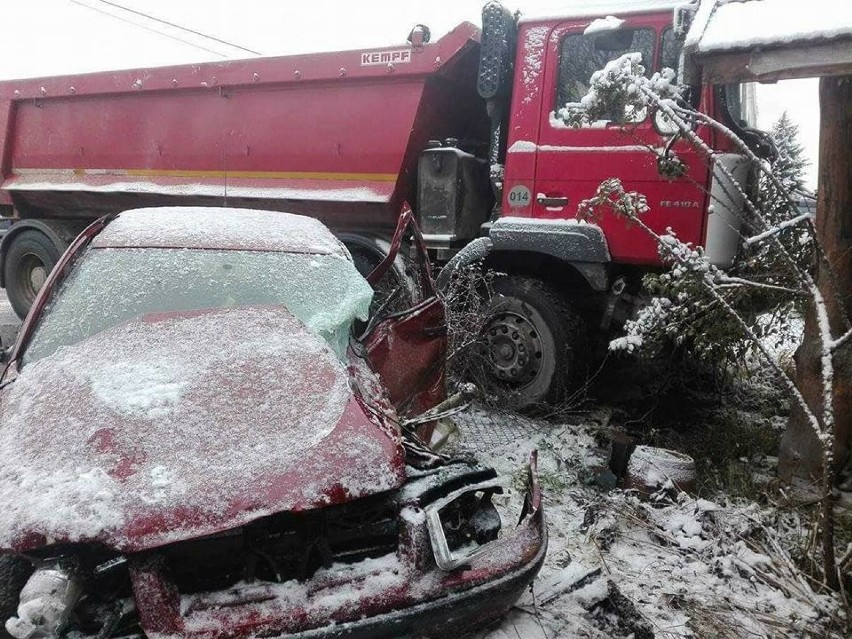 Wypadek w Szczurowej. Ciężarówka wpadła na posesję [ZDJĘCIA] 