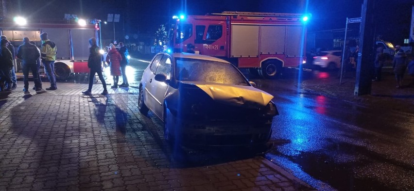 Zderzenie dwóch pojazdów w Wilkowie Polskim. Jedna osoba trafiła do szpitala 