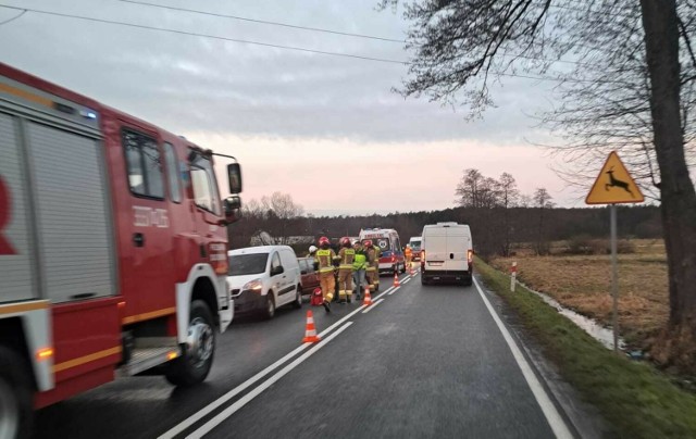 Wypadek w Przegini Duchownej w gminie Czernichów. Zderzenie pojazdów na drodze wojewódzkiej Kraków-Oświęcim