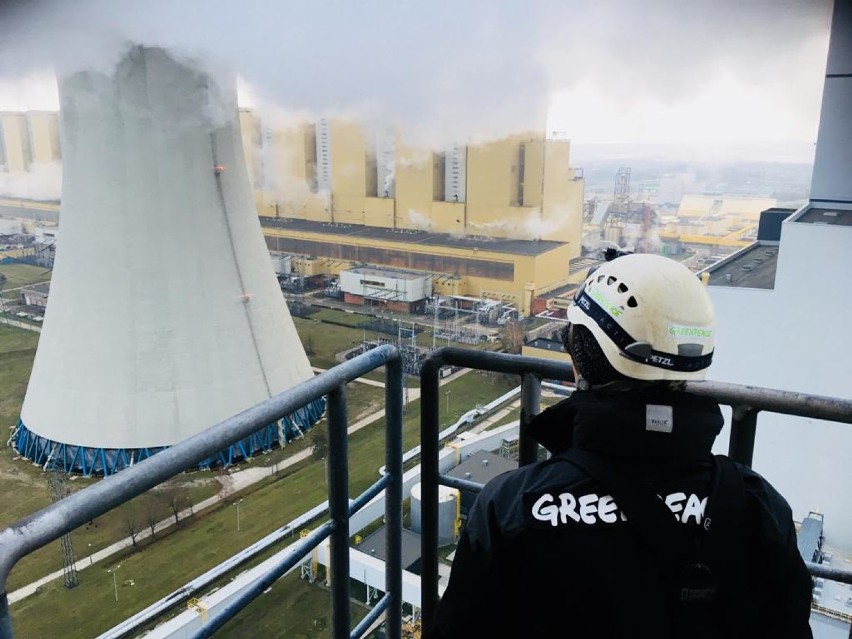 Aktywiści Greenpeace spędzą noc na chłodni kominowej Elektrowni Bełchatów [FILM]