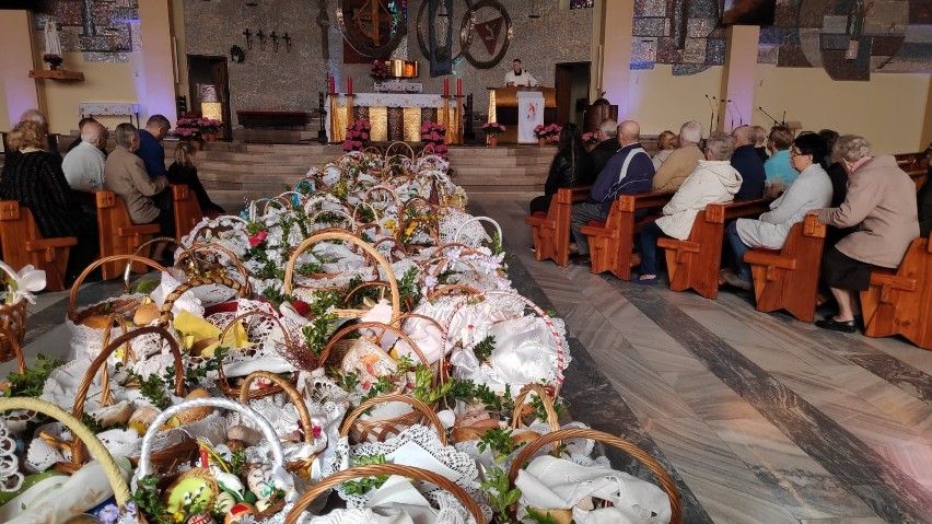  Konińskich kościołach Wielką Sobotę , chrześcijanie święcą pokarmy .