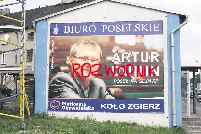 Sprawę pomazania sprayem plakatu bada policja