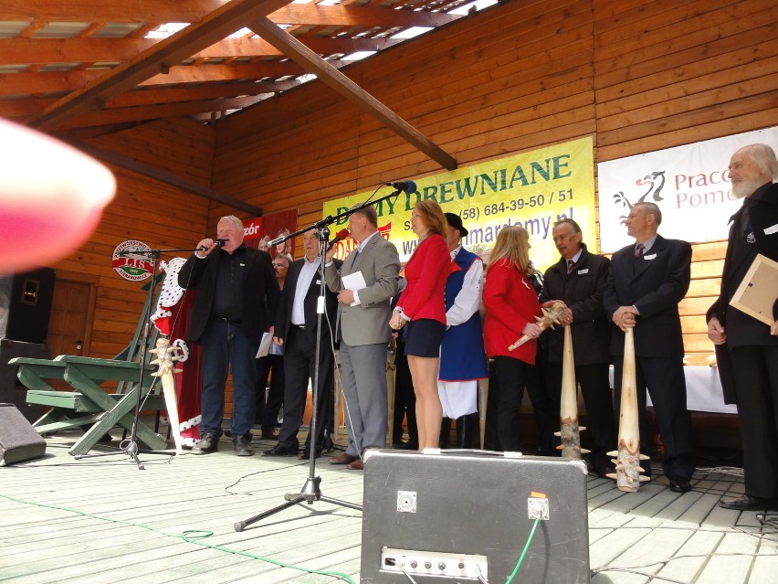 Szymbark. Bicie rekordu Guinessa w cięciu najdłuższej deski na świecie