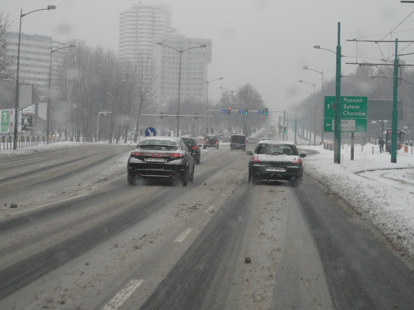 Chorzowskie ulice śliskie i zasypane śniegiem. W których dzielnicach jest najgorzej?