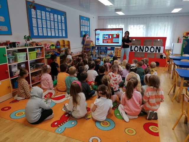 Tak przedszkolaki spędziły Europejski Dzień Języków Obcych w Przedszkolu numer 1 w Jędrzejowie. Zobaczcie więcej na kolejnych slajdach