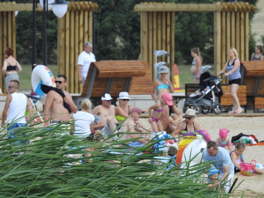 Tłumy nad zalewem w Korycinie. Wszyscy chcą zobaczyć, jak wygląda wyremontowana plaża (zdjęcia)