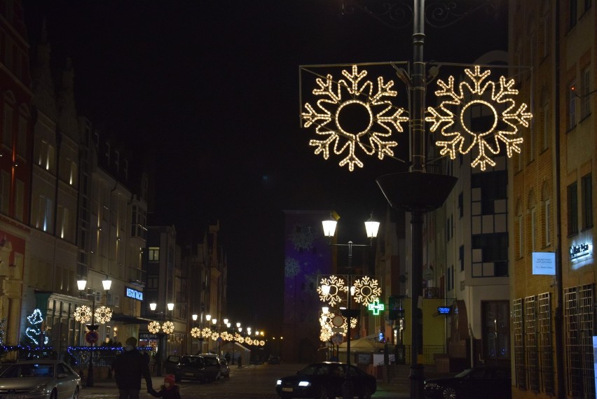 Elbląg w świątecznym klimacie - iluminacja Bramy Targowej, choinki i rozświetlone ulice wprowadzają świąteczny nastrój