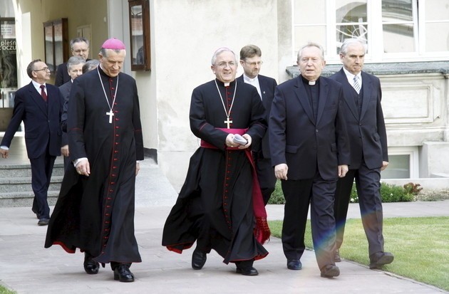 Niedawna wizyta nuncjusza apostolskiego abpa Celestino Migliore na KUL. Obok bp Mieczysław Cisło i rektor ks. prof. Stanisław Wilk. W rozmowie z dziennikarzami, nuncjusz odniósł się do skandalu związanego z wypowiedziami reżysera Grzegorza Brauna