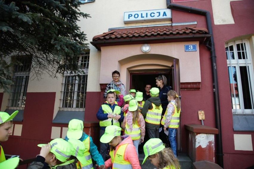 Uczniowie i przedszkolaki odwiedzili komendę policji w Żarach [ZDJĘCIA]