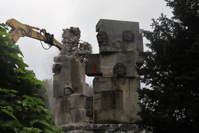Rozbiórka pomnika w Brzegu - sierpień 2022