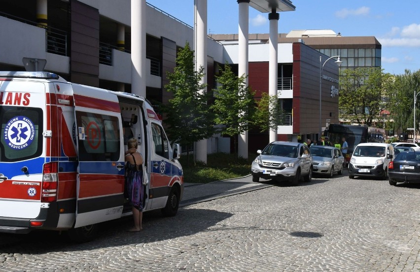 Zderzenie osobówki z autobusem w centrum Kielc. Toyotą podróżowały dzieci [ZDJĘCIA] 