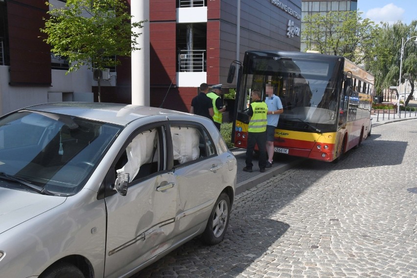 Zderzenie osobówki z autobusem w centrum Kielc. Toyotą podróżowały dzieci [ZDJĘCIA] 