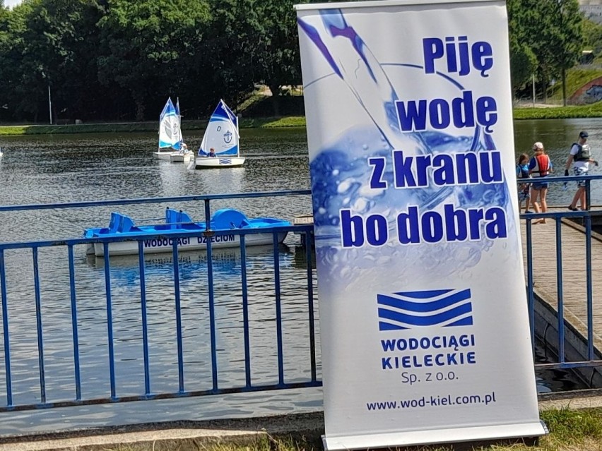 Wodociągi Kieleckie podarowały dzieciom rower wodny. Będzie służył przyszłym żeglarzom do oswajania się z wodą (ZDJĘCIA)