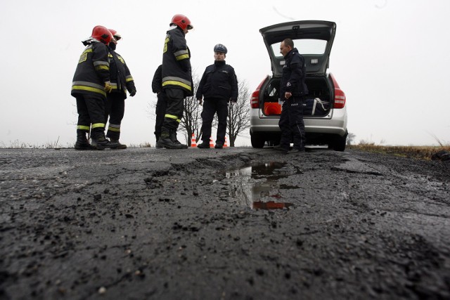 Do akcji usuwania tłustych, niebezpiecznych plam oleju wyruszyły dwie jednostki straży pożarnej z Legnicy