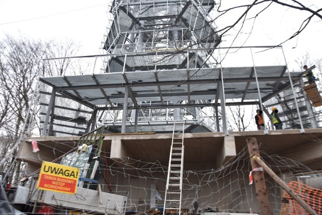 Dobiega końca budowa wieży widokowej w Parku Sobieskiego w Wałbrzychu