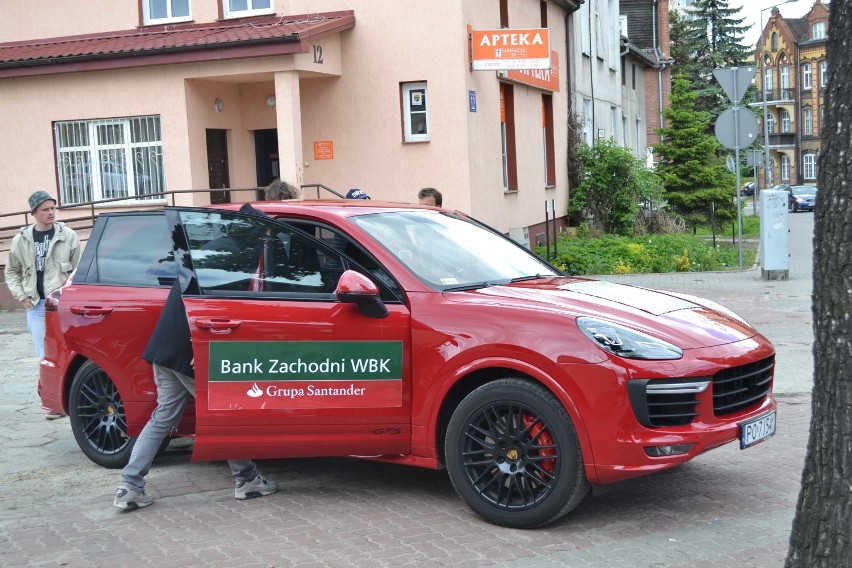 Kierowca wyścigowy odwiedził Malbork [ZDJĘCIA]. Test na rondzie na ulicy Konopnickiej