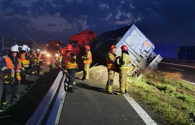 Ciężarówka utrudnia przejazd przez autostradę A4 w rejonie Tarnowa. Przewożono nią 26 ton rzepaku