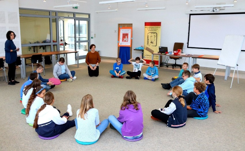 Na zajęciach w bibliotece w Stalowej Woli dzieci poznawały czym jest autyzm. Zobacz zdjęcia