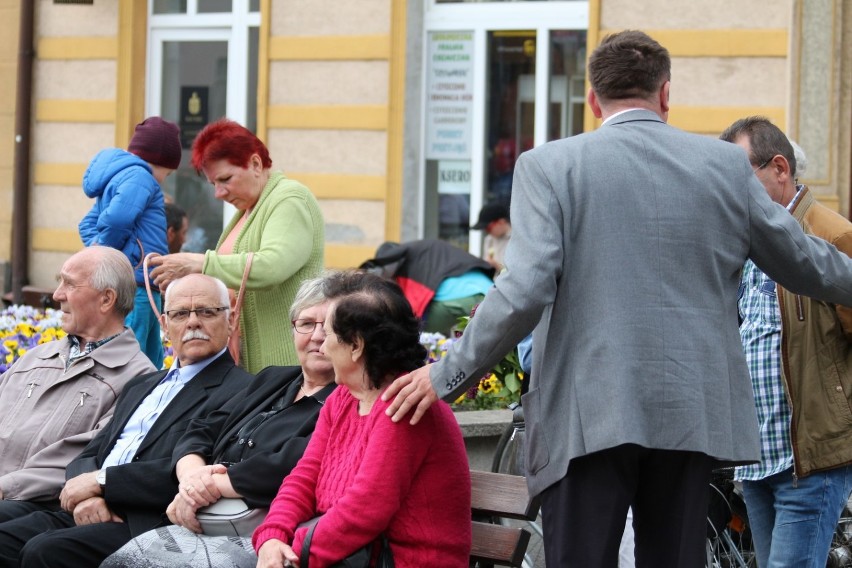 Żywa flaga na Placu Paderewskiego w Złotowie [ZDJĘCIA]