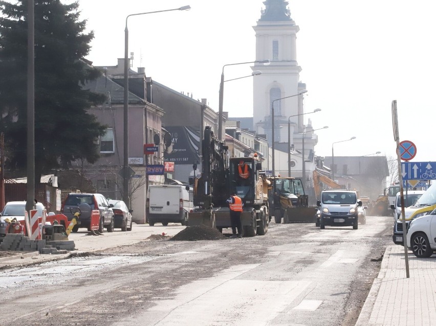 Wiosenna aura sprawiła, że sprawniej idą prace przy wymianie...