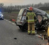 Śmiertelny wypadek w powiecie rawskim! Kobieta była reanimowana w pojeździe. Dwie osoby nie żyją! ZDJĘCIA