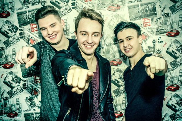 Mateusz Juszczyk, Kamil Juszczyk i Szymon Dulęba (na zdj. od lewej) wywodzą się z tarnowskiej Szkoły Muzyków Rockowych. W Polsce zaistnieli dzięki udziale w programie telewizji Polsat -  "Must Be The Music"