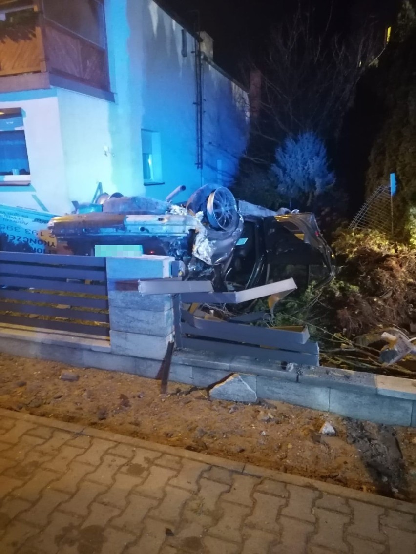 Rakoniewice: Kierowca staranował ogrodzenie posesji i uszkodził dom. Był pijany