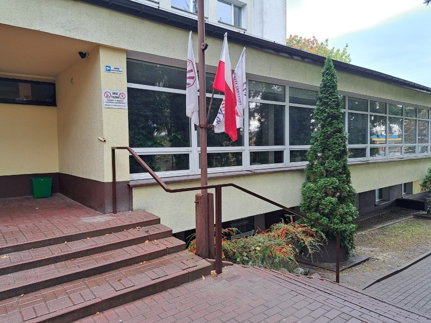 Uczniowie ZSP 1 w Radomsku dbają o szkołę. Wykonali nowe barierki przy schodach