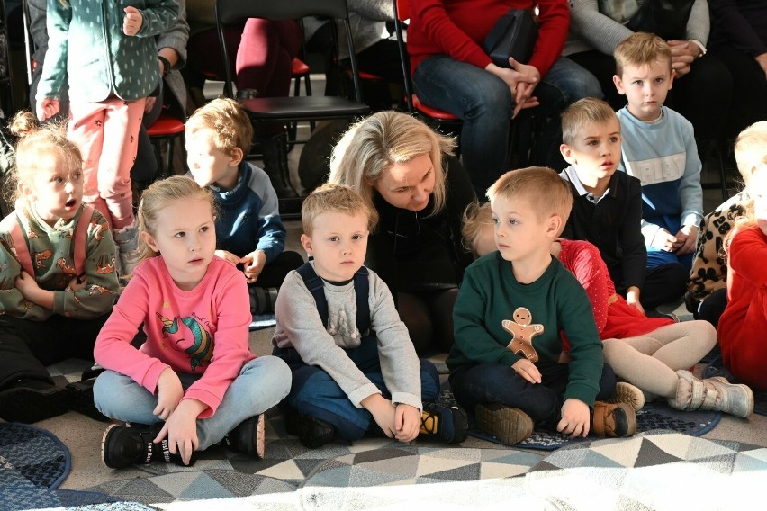 Przedszkolaki i seniorzy wspólnie ubierali choinkę na Dworcu Autobusowym w Kielcach