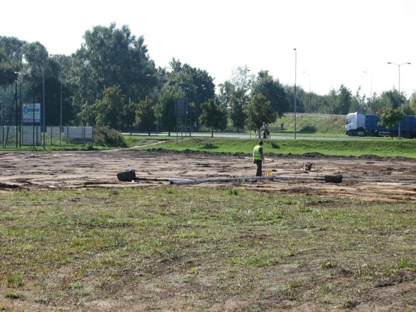 W Gnieźnie na ul. Strumykowej ruszyła budowa boiska do rugby