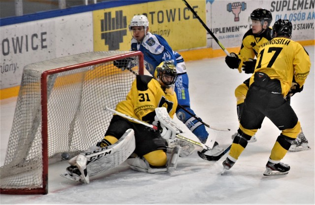 Ćwierćfinał hokejowego play-off: GKS Katowice - Re-Plast Unia Oświęcim 5:0. Na zdjęciu: Łukasz Krzemień (niebieska koszulka) stara się zaskoczyć katowickiego bramkarza.