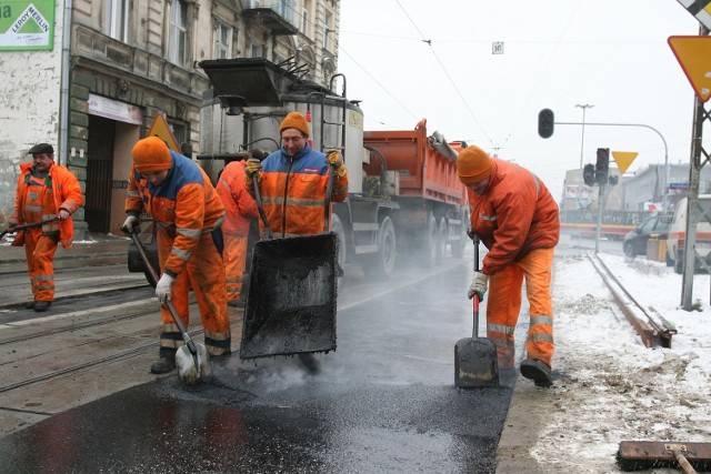 We wtorek pełną parą ruszyły zimowe remonty łódzkich ulic.