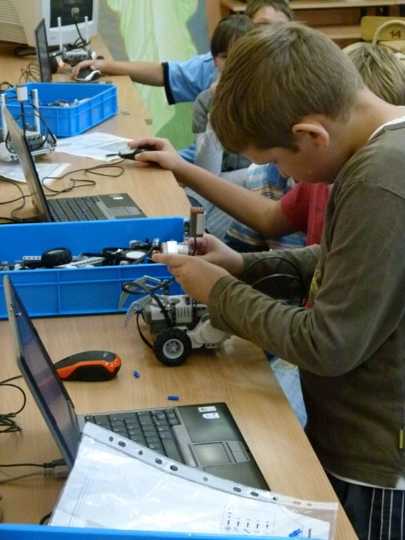 Młodzież poznaje tajniki budowy robotów, które budowane są ze specjalnych klocków LEGO [ZDJĘCIA]