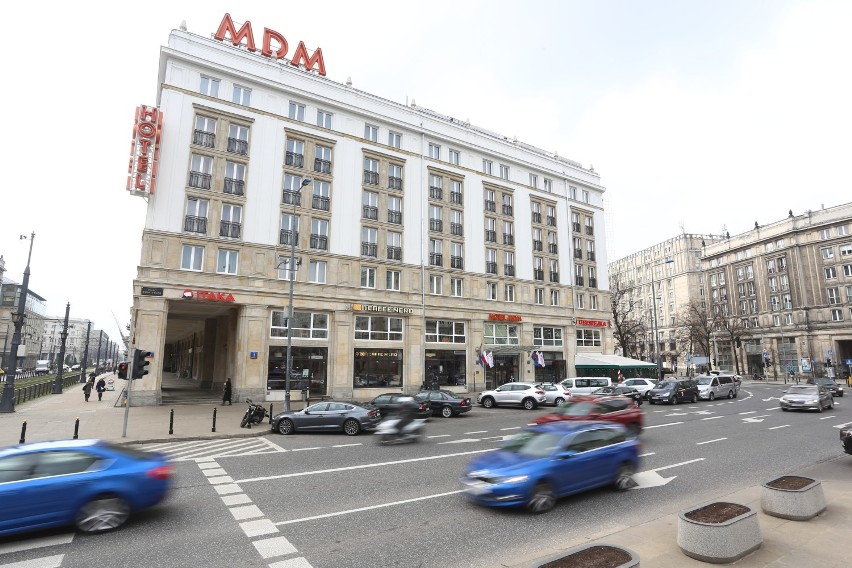 Hotel MDM w Warszawie. Nowa fasada i brak reklam. Na szczycie budynku zawisł nowy neon