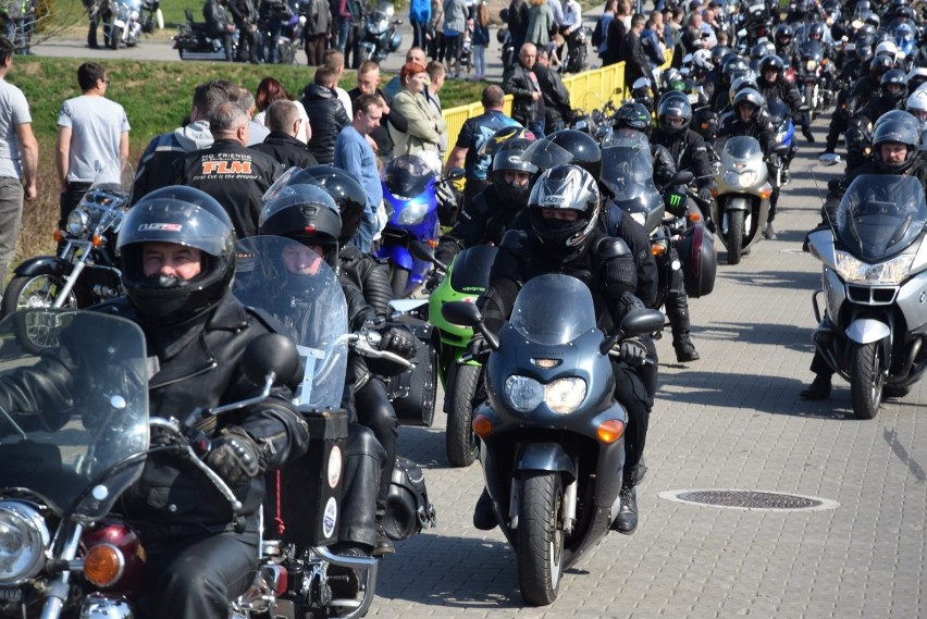 Parada motocykli na otwarcie sezonu 2019 pod pomnikiem...