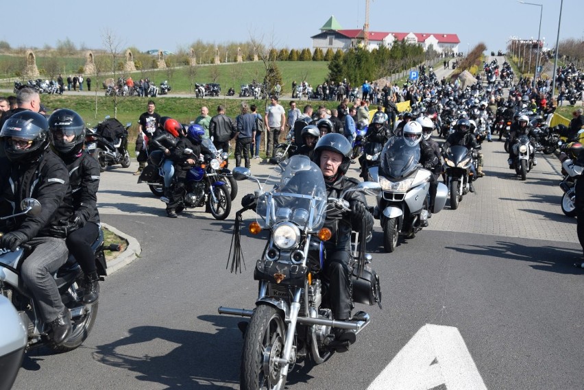 Parada motocykli na otwarcie sezonu 2019 pod pomnikiem...